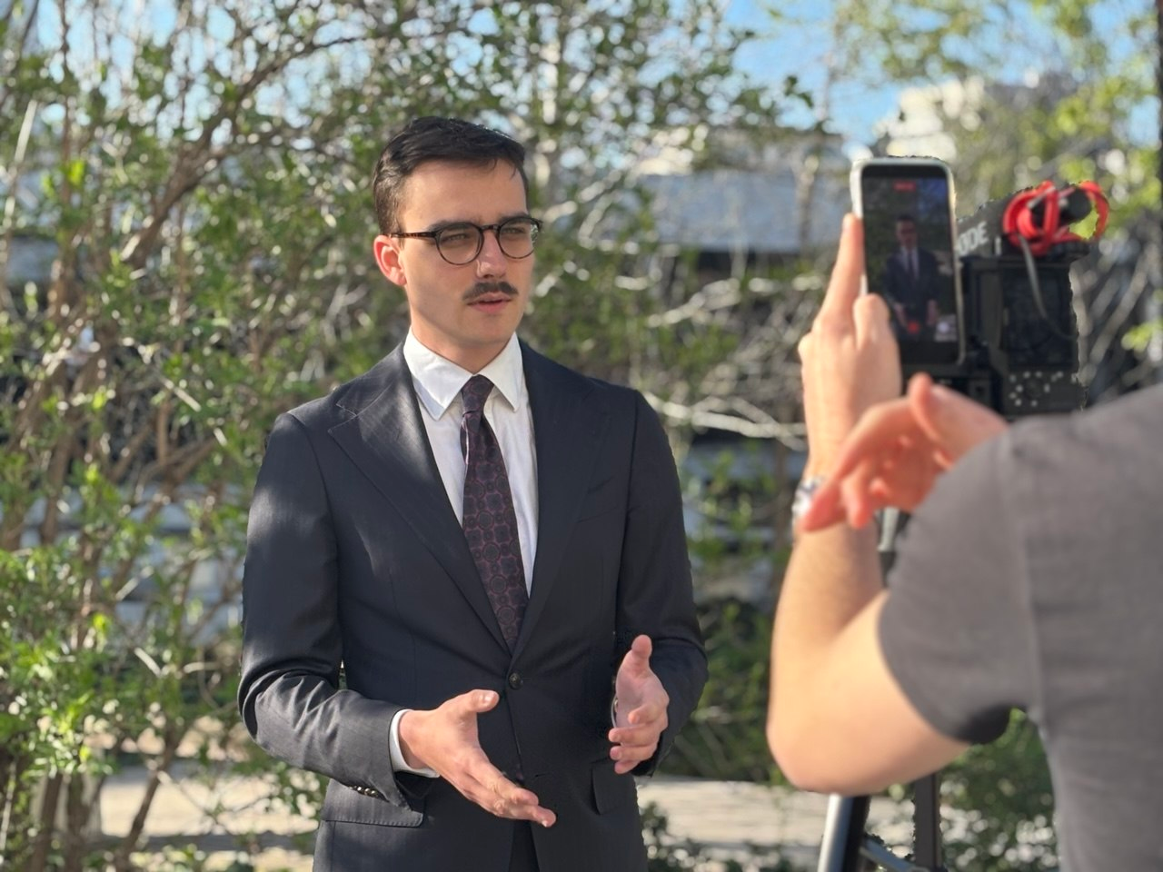 Prise de vue pendant une interview, vue de côté