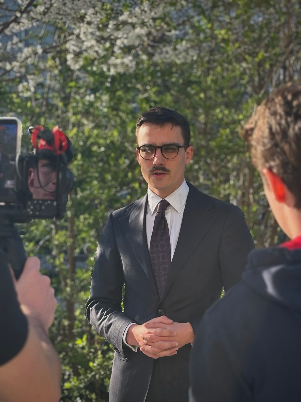 Portrait pendant une interview en extérieur